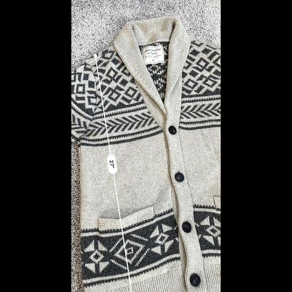 Abercrombie & Fitch Boho Gray Patterned Cardigan Sweater - Perfect for Layering - Picture 7 of 8